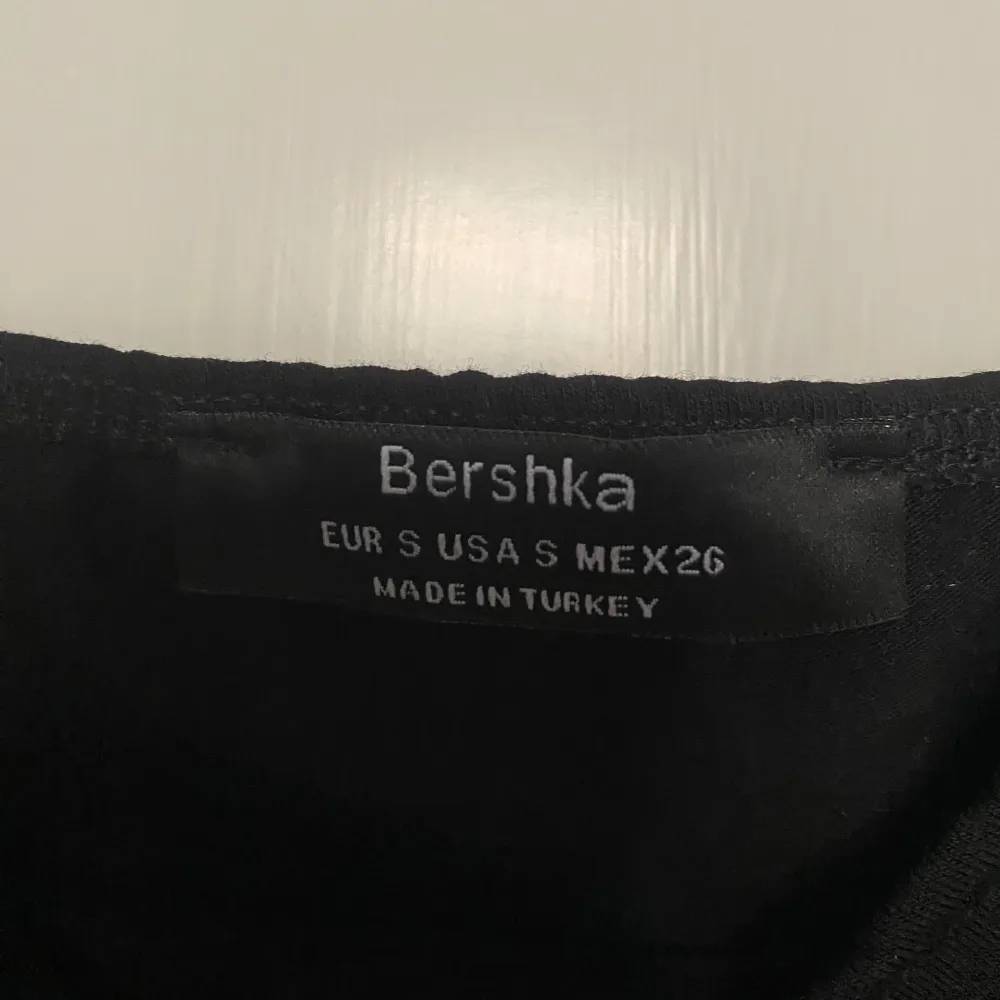 Säljer en superfin svart topp från Bershka med stora puffärmar i ett transparent material. Den är i  bra skick!  Sitter jättefint och går att styla till det mesta✨. Toppar.