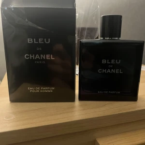 Bleu De Chanel Parfym  - Fick i present men gillade inte lukten så mycket. Parfymen har sprutats Max 4 gånger inte mer. 100ml  Pris är kan diskuteras 