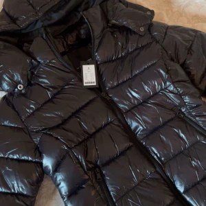 Lager 157 jacka - Säljer denna slutsålda och populära jackan från Lager 157. Storlek S och säljer även en i Xs oxå! Båda har prislappen kvar.