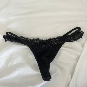 Hunkemöller string - Storlek XS  Använda men i gott skick. Jättefina med glitterstenar