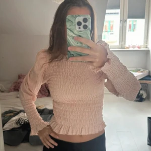 Superfin blus - Super fin blus i mycket bra skick, säljer på grund av att den inte kommer till användning 