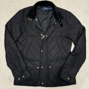 Svart Quiltad Jacka från Ralph Lauren - Märke: Ralph Lauren Storlek: S Färg: Svart Skick: Mycket bra skick