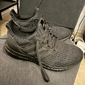 Adidas Ultraboost 4.0 i svart färg strl 38. Skorna är i gott skick och har använts sparsamt. De är bekväma och ger bra stöd för löpning och vardagsbruk.  Nypris cirka 2000 kr. Kika in min profil för fler skor kläder etc!