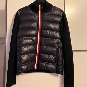 Moncler cardigan  - Moncler Cardigan i mycket bra skick givetsvis äkta  (Skickas samma dag som köp)  