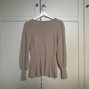 Peplumtopp stickad - Jättefin tröja som tyvärr är lite stor för mig som behöver mindre XS! 🤍