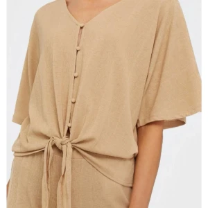 Topp - Beige/ljusbrun knyt topp med breda armar  Helt oanvänd Storlek : M (lös passform passform)