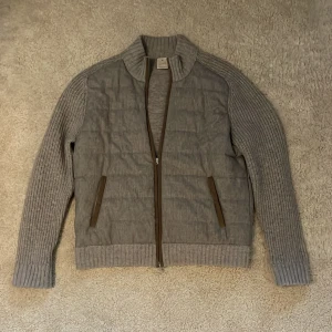 Gran Sasso cardigan  - Säljer denna sjukt exklusiva cardigan från Gran Sasso! | Storlek 52 som är som M - Skick 9/10 inga defekter - Vårat pris: 2,699kr - Nypris: +7,000kr - Hör av dig vid frågor eller funderingar!