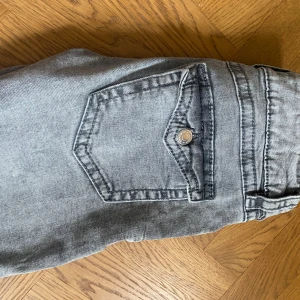 Low waist jeans - Super snygga och populära jeans med coola detaljer på baksidan❣️