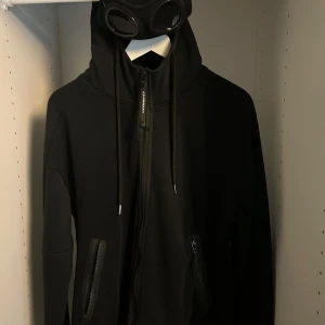 Cp company hoodie - Jag säljer min äkta cp company hoodie som är i väldigt fint skick och är sällan Andvänd 