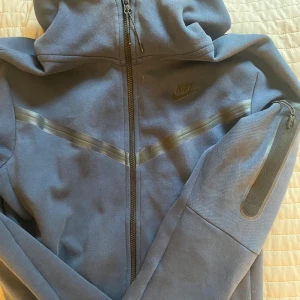 Nike tech - Nike tech fleece, äkta köpt på JD. Den är använd men i bra skick, bara lite knottrig på armarna men annars bra. Den är köpt för 1300 så erbjuder ett väldigt bra pris.