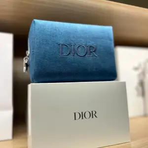 Säljer en dior necessär som är ej använd. Den har papper i och knappt öpnnad. Skriv vid intresse eller frågor.