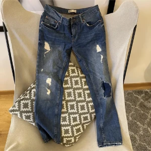 Jeans - Jeans strl 32 från Gina, fint skick förutom hålet på knät