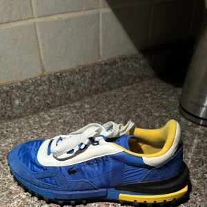 Lacoste skor - Köpte den fö 1500kr och har använts en gång, helt nya. Jätte sköna skor att ha. Jag säljer mina Lacoste skor för 1200kr 