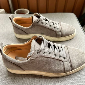 Loubs  - Säljer mina gråa Loubs. Fint skick och inga defekter. Skolåda, skopåse o lite annat följer med vid köpet. Skicka vid minsta lilla fråga och kom med bud!