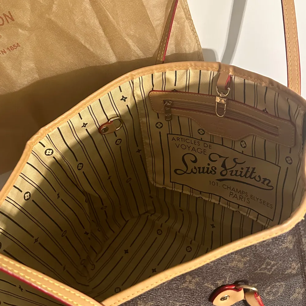 Neverfull MM monogram modellen i färgen beige. Kommer med dustbag. Rensar min garderob därför säljer jag arnas superfin och i mycket bra skick med inga defekter. Har inte kvitto då de va en present! 28 x 14 x 31 cm. Bara seriösa skriv.. Väskor.