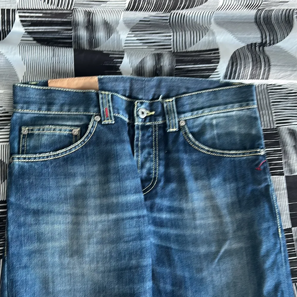 Säljer dessa asfeta dondup jeans oanvända i skick 10/10. Kom pv vid frågor!. Jeans & Byxor.