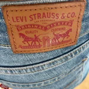 Super coola levi’s jeans - Jätte snygga levi’s jeans som är knappt använda dom är skinny jeans som är omsydda till dlare och dom är väldigt lågmidjade, när jag köpte dom var dom redan omsydda💕passar någon mellan 1.55- ca 1.65 säljer då som inte kommer till användning!😍
