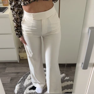 Kostymbyxor  - Vita kostymbyxor från hm. Lite åt de beiga hållet 