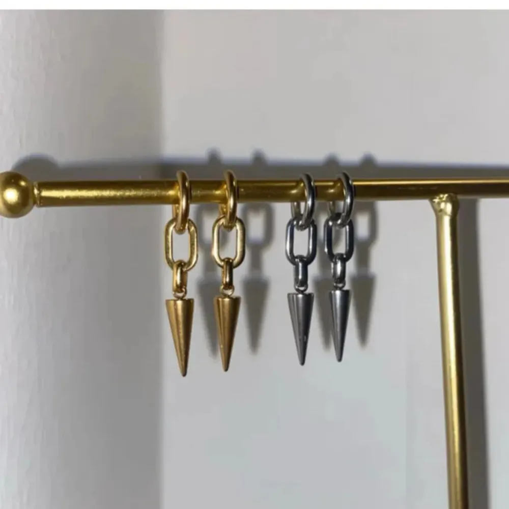 Jättefina örhängen i rostfritt stål 🩷Modell ”Emelie” finns i både guld och silver . Asusteet.