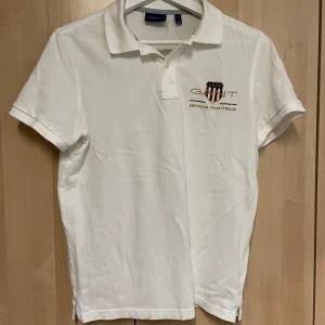 GANT piké - Säljer en snygg vit pikétröja från GANT i storlek S. Använd ett fåtal gånger, 9/10 i skick. 