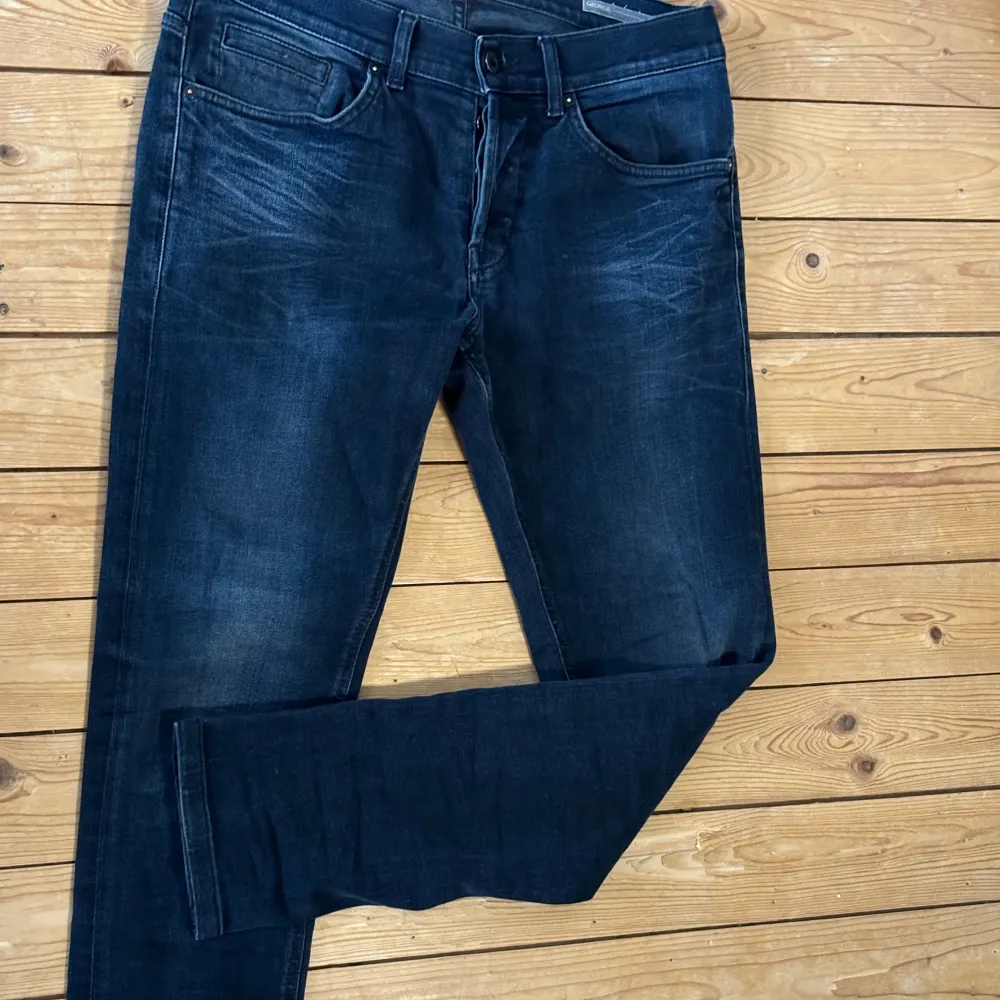 Dondup jeans gjorda i Italien högsta kvalite skulle säga att dem är 10/10 kvalite precis som nya dem är skinny fit men skulle säga att dem sitter mer som slim fit, killen på bilden är 176 cm så skulle rekommendera att du är runt 180-185. Jeans & Byxor.