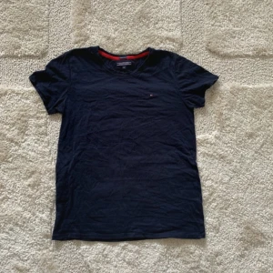 Tommy hilfiger tshirt - Fin Tommy hilfiger tshirt marinblå, barnstorlek 164 men passar en xs