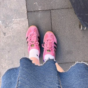 Rosa Adidas Gazelle - Populär skor i rosa mocka, nypris 1345kr. De har dock blivit smutsiga av användning, se bilder. Hör av dig om du undrar något! :)