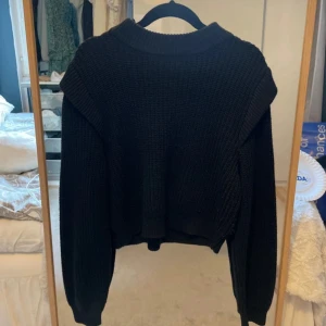 Stickad tröja - Bra skick, väldigt söt den är lite kortare vid magen.