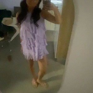 Lila Volangklänning  - Superfin lila volangklänning ifrån zara!! Skriv för fler bilder / liknande 🩷🩷