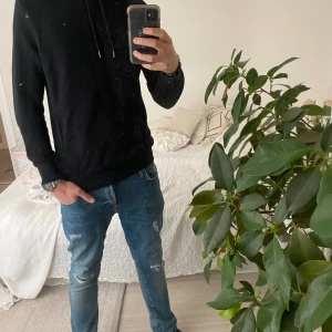 Svart hoodie från H&M - Säljer en svart hoodie från H&M i storlek XS. Den är i regular fit och har en klassisk design med dragsko i huvan. Perfekt för en skön stil, och till hösten! Hör av dig vid minsta fundering