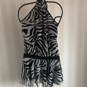 Zebra klänning st.S - Zebra klänning st.s, knyts runt halsen, snygg passform.