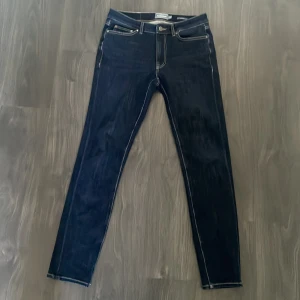 Navy jeans - Dessa navy jeans säljs för dom ej passar mig. Nypris 900 kr mitt pris är 50% av det. Slim fit samma fit som på replay anbass och jeansen har vita fräscha sömmar. Kan gå ner i pris vid snabb affär. Skick 10/10🔥
