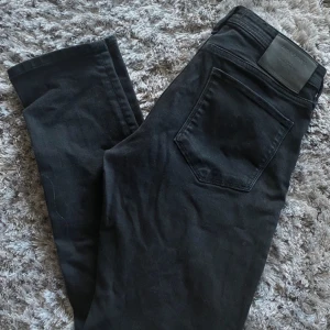 Svarta Jack & Jones jeans - Säljer dessa feta svarta slim Glenn från Jack & Jones, skriv om du har några funderingar, priset ej hugget i sten