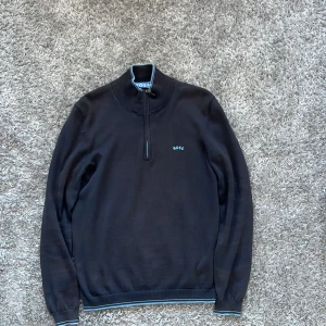 Hugo Boss tröja med ZIP - Hugo boss tröja med zip. Extremt fint skick. Använd fåtal gånger. Storlek M (Passar för dig med S med)