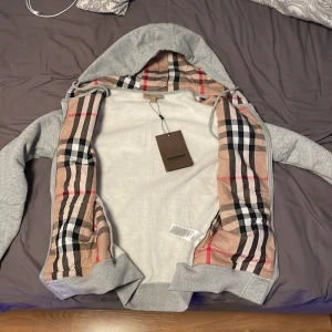 Burberry zip up - Burberry tröja helt ny köpt aldrig använd tagg och allt sitter på skriv om ni har frågor:)