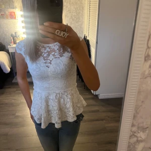 Spets blus med volang  - super fin och bra skick