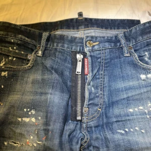 Dsquared2 jeans - Dsquared2 jeans. Riktigt fräscha jeans. Inga skador eller något,i riktigt bra skick.  Storlek: 48