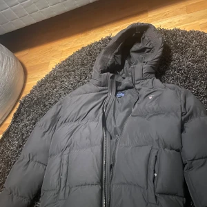 D1. Puffer Jacket - Gant D1 PufferJacket -svart -Org pris= 1999 -använd några gånger för länge sen