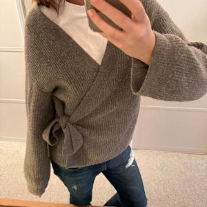 Omlott knyt kofta från &other stories - Söt kofta från &other stories i varm grå färg💘 Lite nopprig annars i toppen skick💕💕 köp gärna genom köp nu!