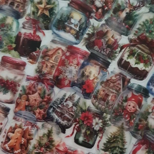 50st Julklistermärken med burkar och julmotiv - Ett ark med färgglada klistermärken som visar olika julmotiv inuti glasburkar. Motiven inkluderar snögubbar, pepparkakor, julgranar, renar och små hus täckta av snö. Perfekt för att dekorera julkort eller presenter. Klistermärkena har en mysig och traditionell julkänsla med mycket rött, grönt och vitt. Observera att skyddsplasten är tunn och kan vara lite krånglig att få lös.