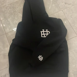 Bvaldi hoodie - Hej, säljer nu denna hoodie för att den är för liten för mig, jag är öppen för byten, tveka inte över att höra av dig! Sitter mer som xs