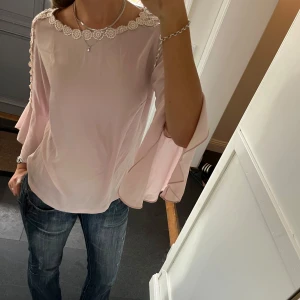 Rosa blus med volanger  - Rosa volangtopp från Rinascimento i storlek S. Fint skick. Använd gärna köp nu!