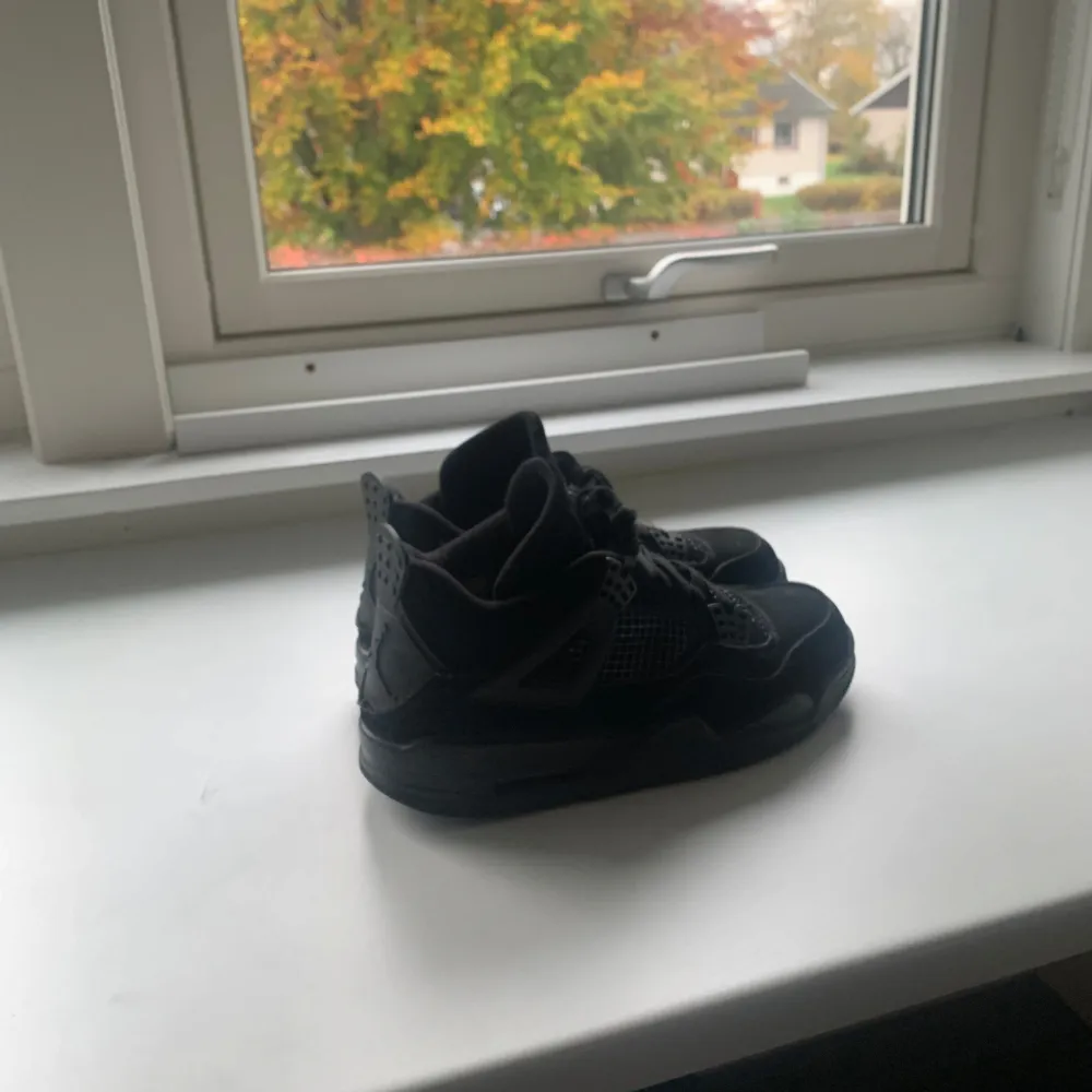 Jordan 4 black cats fräscha för bra pris. . Skor.