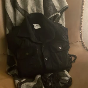 John Henric overshirt  - En ass fett overshirt från John Henric och den är riktigt najs till nu när de börjar bli kallare den är i storlek s men skulle säga den passar xs bättre pris kan diskuteras vid snabb affär 🤗🤗