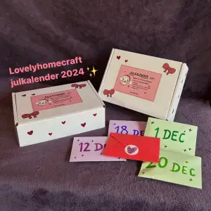 JULKALENDER 2024 🎁 Pris: 229 kr för 24 luckor  Tema & motiv: Gulligt, sött, positivt, färgglatt, svartvitt, tecknat, karaktärer, sanrio, hello kitty, jul, pusheen, text, musik. ❤️Efter beställning tar det ca 1 vecka för oss att posta kalendern till er