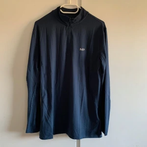 Mörkblå långärmad tröja från MP - Säljer en snygg mörkblå långärmad tröja från MP i storlek s Tröjan har en halv dragkedja och är perfekt för träning eller vardagsbruk. Den är i nyskick och kommer i originalförpackning. Perfekt för höst och vår!