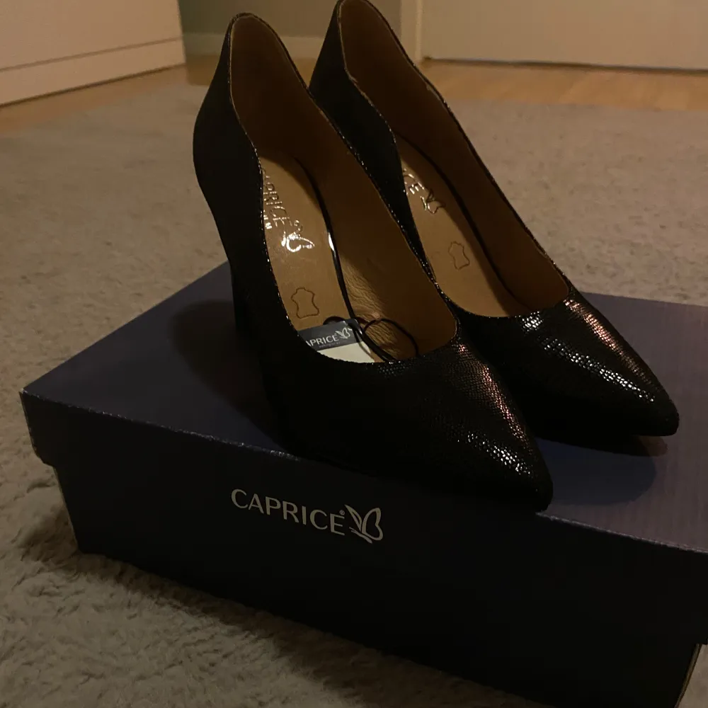 Säljer mammas klackar från Caprice. Aldrig använda och helt i nyskick. De har en spetsig tå och en elegant klack, perfekt för fest. Orginal pris:700kr. Skriv om du är intresserad💞. Kengät.
