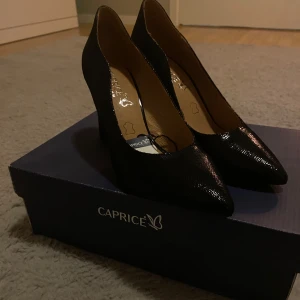 Svarta klackar - Säljer mammas klackar från Caprice. Aldrig använda och helt i nyskick. De har en spetsig tå och en elegant klack, perfekt för fest. Orginal pris:700kr. Skriv om du är intresserad💞