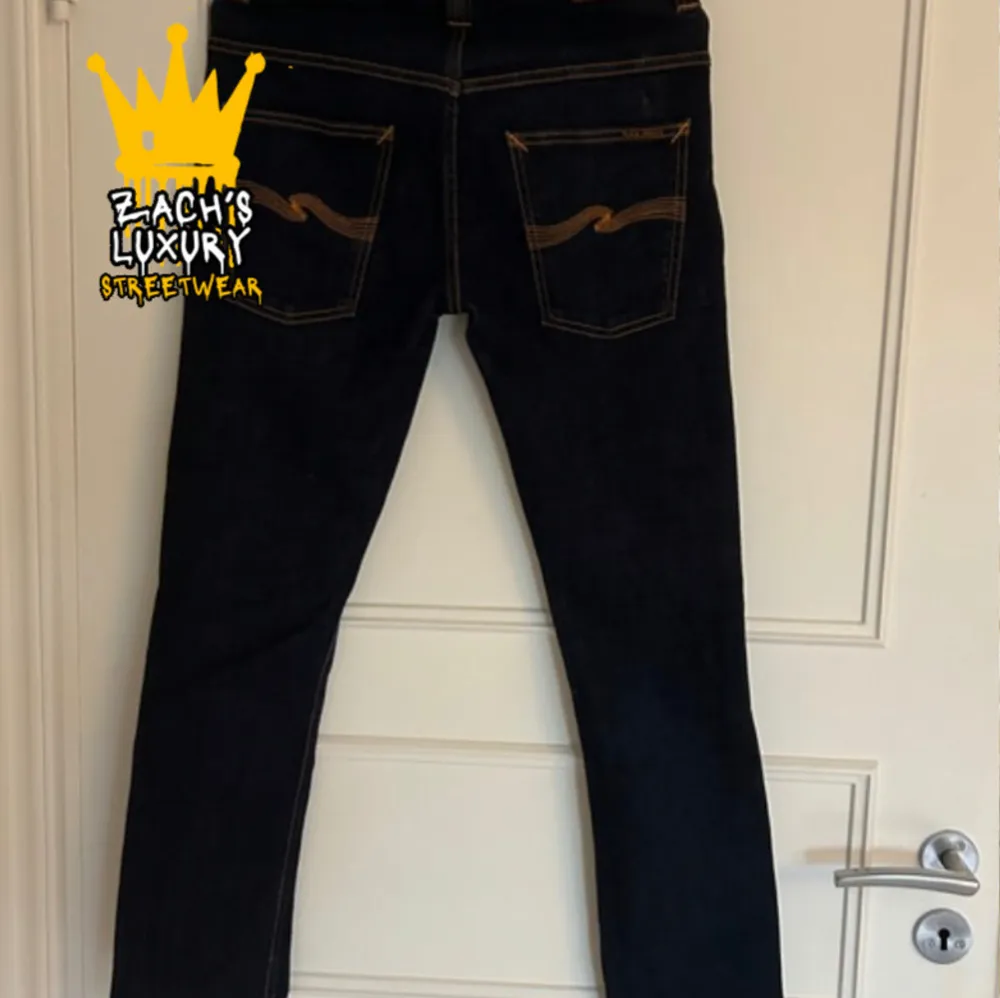 Nudie Jeans av modellen Tape Ted, Storlek: 31/32 - Skicket pả jeansen är väldigt bra utan defekter - 10/10 - mitt pris: 499 - Nypris: 1599kr. Jeans & Byxor.