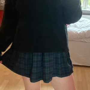 Rutig tenniskjol  - En blå och grönrutig tenniskjol från Delias! Har blixtlås och knapp i sidan och veckade detaljer. 